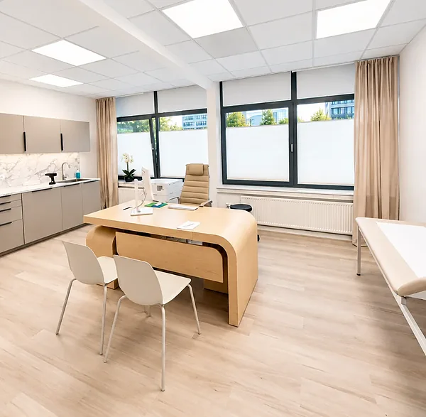Helles Sprechzimmer der Hausarztpraxis Steilshoop