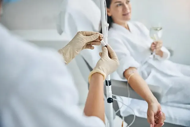Patientin erhält eine Infusion in entspannter Atmosphäre